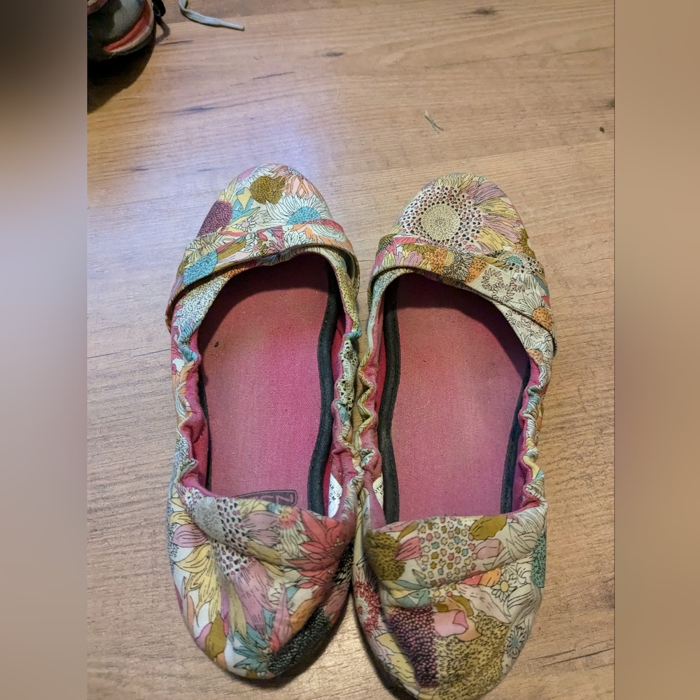Keen flats size 7, unique color